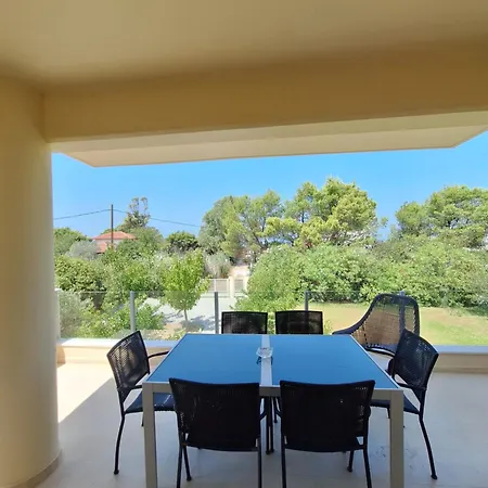 בית נופש Beachfront Galazio